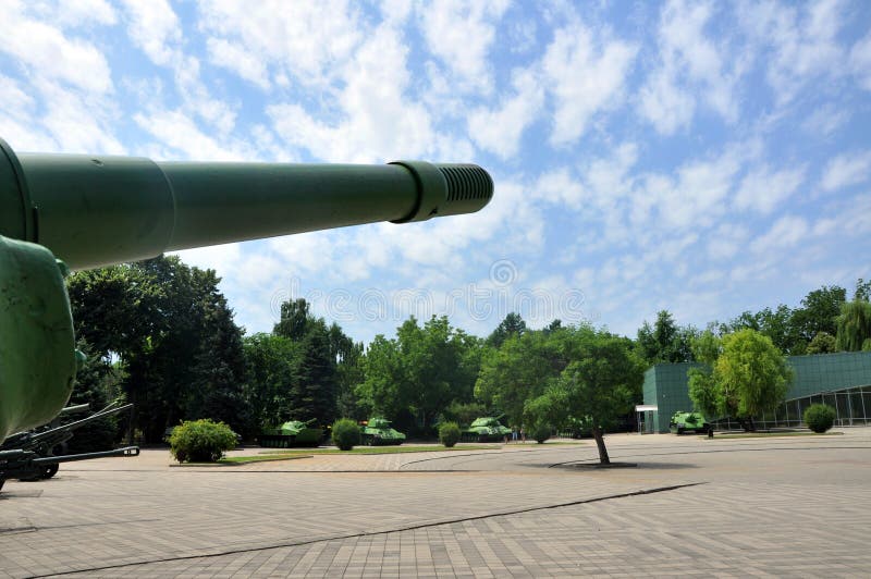 Rysk behållare och haubits gammala vapen arkivfoto Rysk behållare och haubits gammala vapen arkivfoto