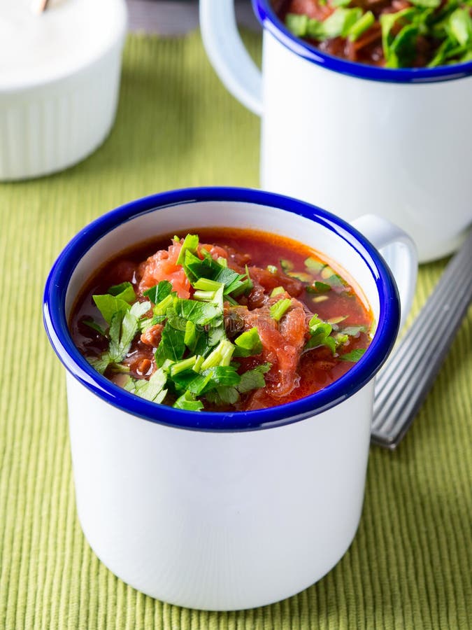 Rysk borscht för rödbetasoppa i emalj rånar royaltyfria foton Rysk borscht för rödbetasoppa i emalj rånar royaltyfria foton