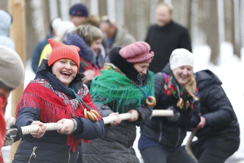 Rysk nationell ferie Maslenitsa Dra åt repet royaltyfria bilder Rysk nationell ferie Maslenitsa Dra åt repet royaltyfria bilder