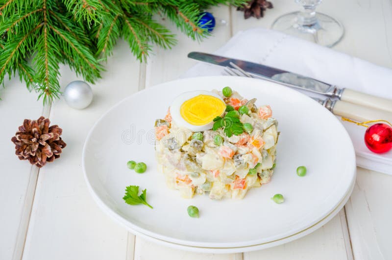 Rysk traditionell sallad Olivier med grönsaker och kött för nytt år och jul arkivfoto Rysk traditionell sallad Olivier med grönsaker och kött för nytt år och jul arkivfoto