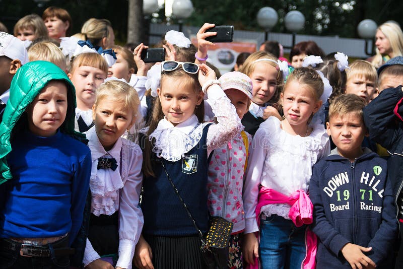Ryska Skolbarn Som Firar Avläggande Av Examen Redaktionell Foto - Bild ...
