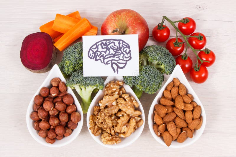Rysować mózg i zdrowy jedzenie dla władzy i dobrej pamięci, odżywczy łasowanie zawiera naturalne kopaliny