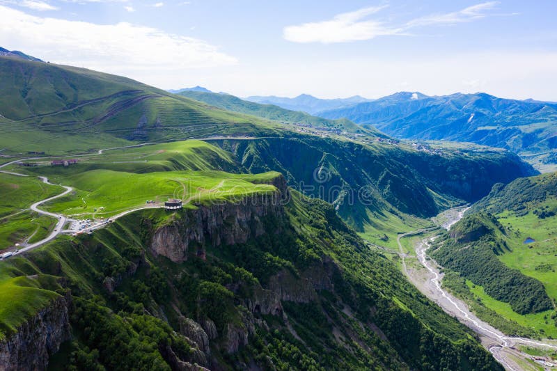 ryss f?r ossetia f?r berg f?r alaniacaucasus federation nordlig georgian milit?r v?g Kudskoe eller Gudskoe klyfta Det Jvari passe royaltyfri bild ryss f?r ossetia f?r berg f?r alaniacaucasus federation nordlig georgian milit?r v?g Kudskoe eller Gudskoe klyfta Det Jvari passe royaltyfri bild