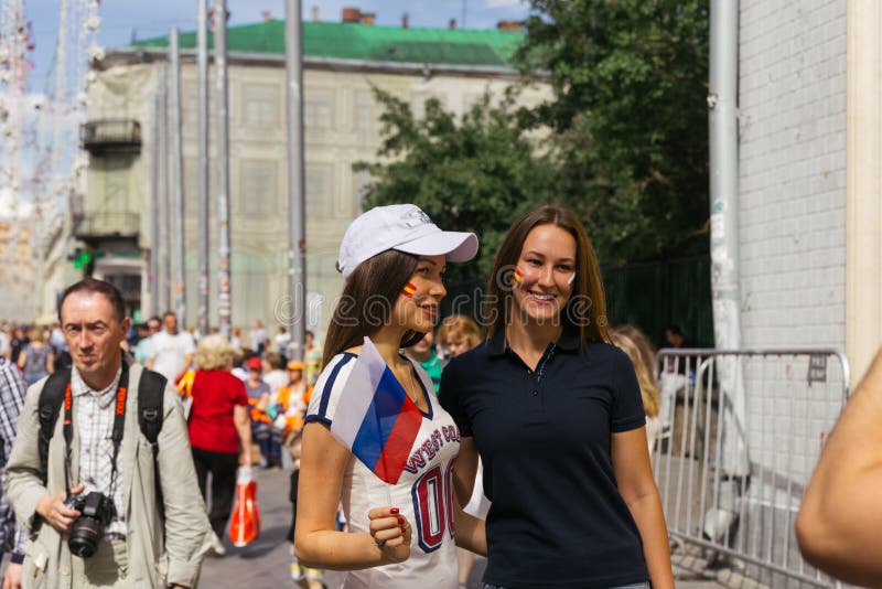 Ryss fläktar att ta bilden för matchen på den Nokolskaya streen arkivfoto Ryss fläktar att ta bilden för matchen på den Nokolskaya streen arkivfoto