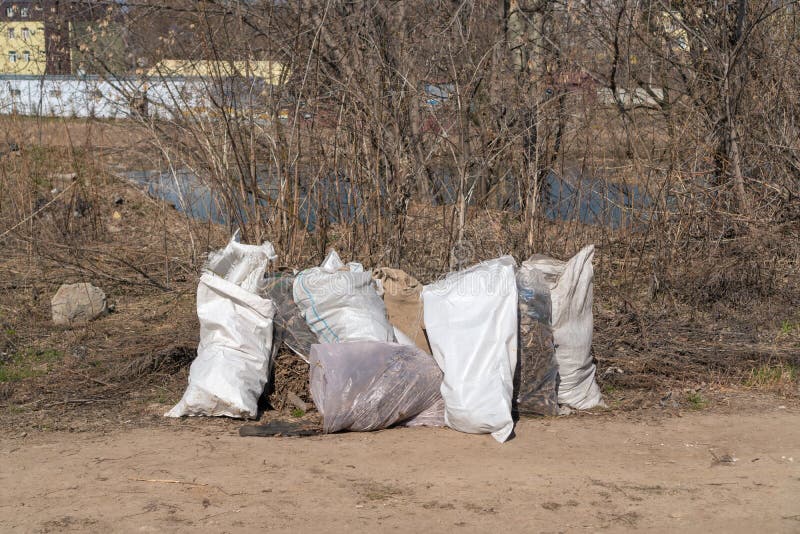 Ryssland Kazan - April 20, 2019: Avskr?dep?sar p? flodbanken royaltyfri bild Ryssland Kazan - April 20, 2019: Avskr?dep?sar p? flodbanken royaltyfri bild
