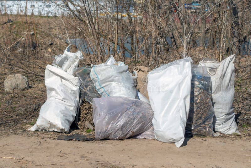 Ryssland Kazan - April 20, 2019: Avskrädepåsar på flodbanken Påsar med sidor arkivbilder Ryssland Kazan - April 20, 2019: Avskrädepåsar på flodbanken Påsar med sidor arkivbilder