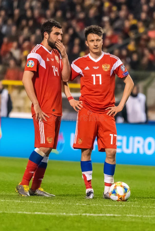Ryssland landslagspelare Georgi Dzhikiya och Aleksandr Golovin som utför en frispark under den UEFA-eurokvalifikationen 2020 arkivbilder Ryssland landslagspelare Georgi Dzhikiya och Aleksandr Golovin som utför en frispark under den UEFA-eurokvalifikationen 2020 arkivbilder