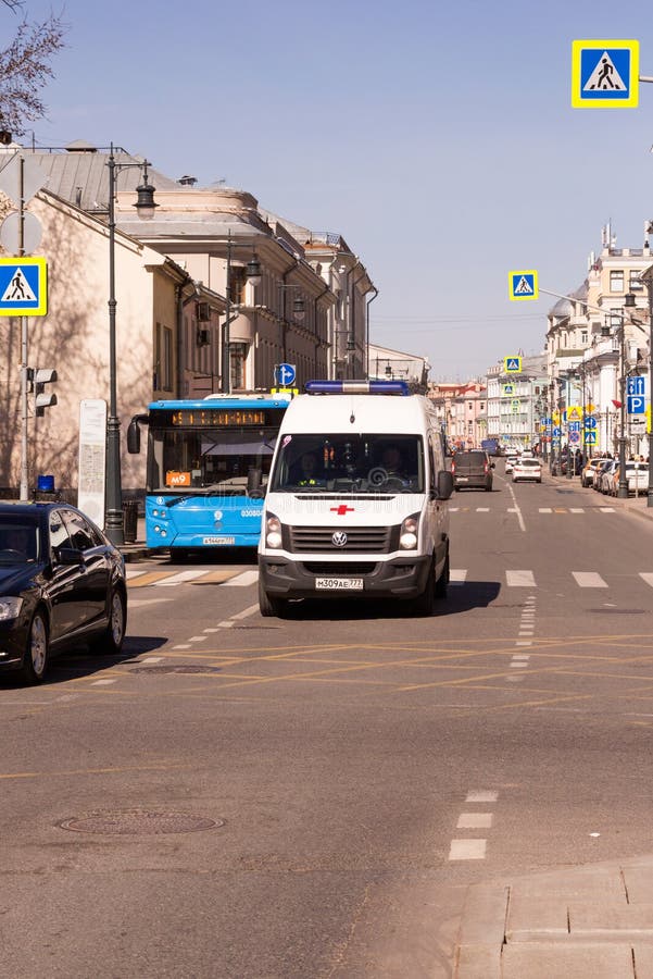 Ryssland Moskva: bilen av ambulansen som ner kommer gatan arkivfoto Ryssland Moskva: bilen av ambulansen som ner kommer gatan arkivfoto