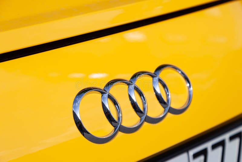 Ryssland Moskva 2019-06-17 Emblemet på baksidan av märket Audi TT S Line på gul bil
