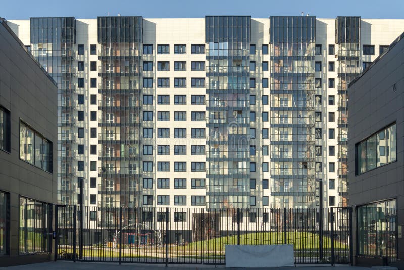 Ryssland, Obninsk 25 10 2019 En fasad av en flervåningsbyggnad royaltyfri bild Ryssland, Obninsk 25 10 2019 En fasad av en flervåningsbyggnad royaltyfri bild