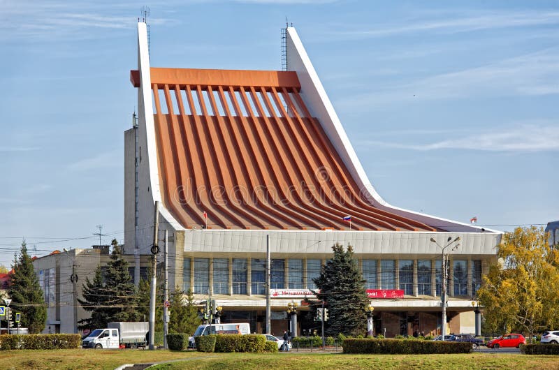 Ryssland Omsk Sikt av den statliga musikaliska teatern i den centrala delen av staden royaltyfria bilder Ryssland Omsk Sikt av den statliga musikaliska teatern i den centrala delen av staden royaltyfria bilder