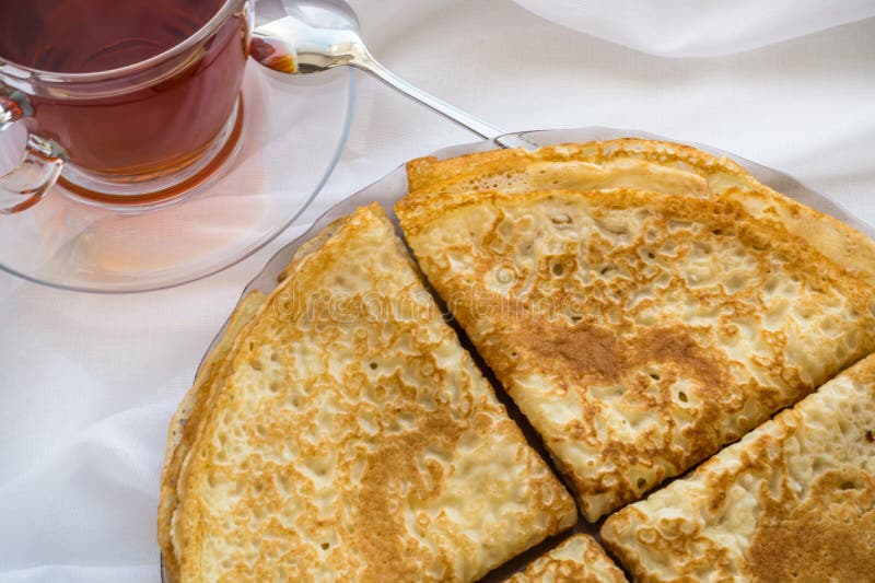 Ryssland Severodvinsk, en bunt av hemlagade ryska pannkakor i form av ett triangulärt kuvert, lägenhet lägger royaltyfria bilder Ryssland Severodvinsk, en bunt av hemlagade ryska pannkakor i form av ett triangulärt kuvert, lägenhet lägger royaltyfria bilder