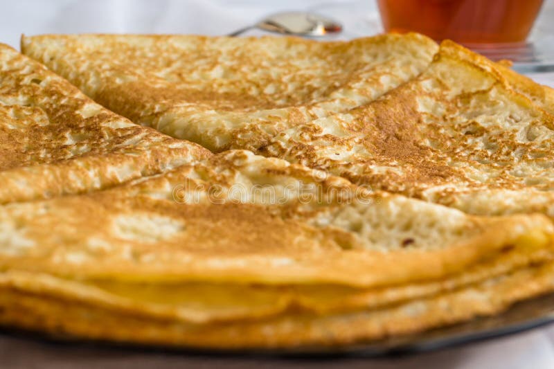 Ryssland Severodvinsk, en bunt av hemlagade ryska pannkakor i form av ett triangulärt kuvert, selektiv fokus arkivbild Ryssland Severodvinsk, en bunt av hemlagade ryska pannkakor i form av ett triangulärt kuvert, selektiv fokus arkivbild