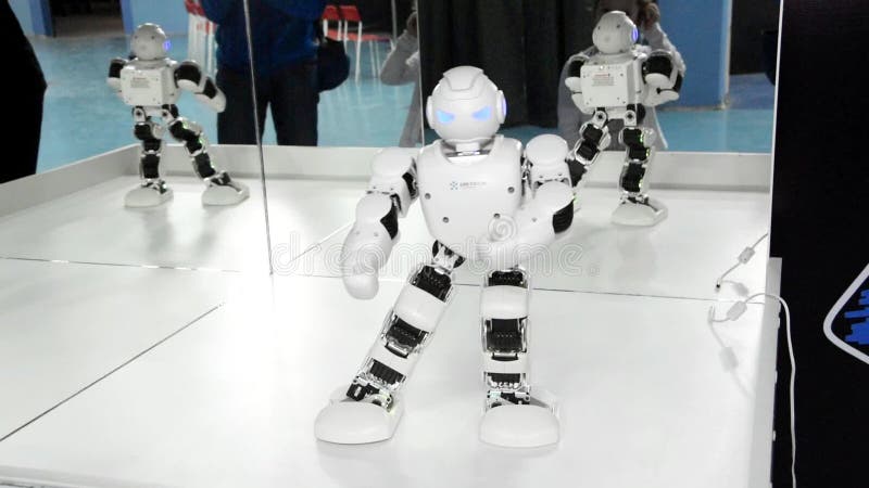 Ryssland St Petersburg, November 8, 2018 - utställningstad av robothumanoiden, dans