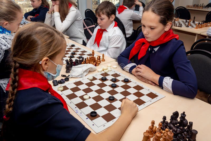 Ryssland Vladivostok, 12/01/2018 Ungar spelar schack under schackkonkurrens i schackklubba Utbildnings-, schack- och meningslekar arkivfoton Ryssland Vladivostok, 12/01/2018 Ungar spelar schack under schackkonkurrens i schackklubba Utbildnings-, schack- och meningslekar arkivfoton