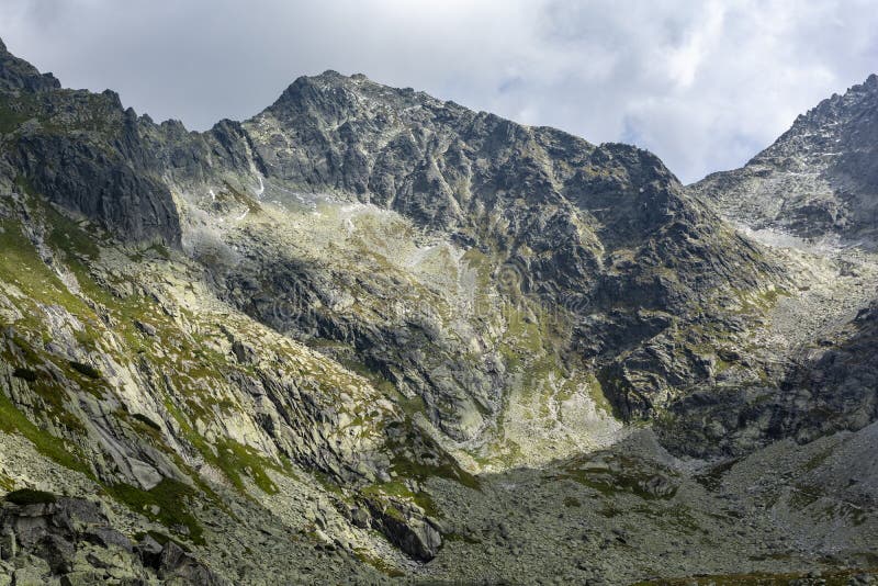 Vrch Rysy při pohledu z údolí na Slovensku