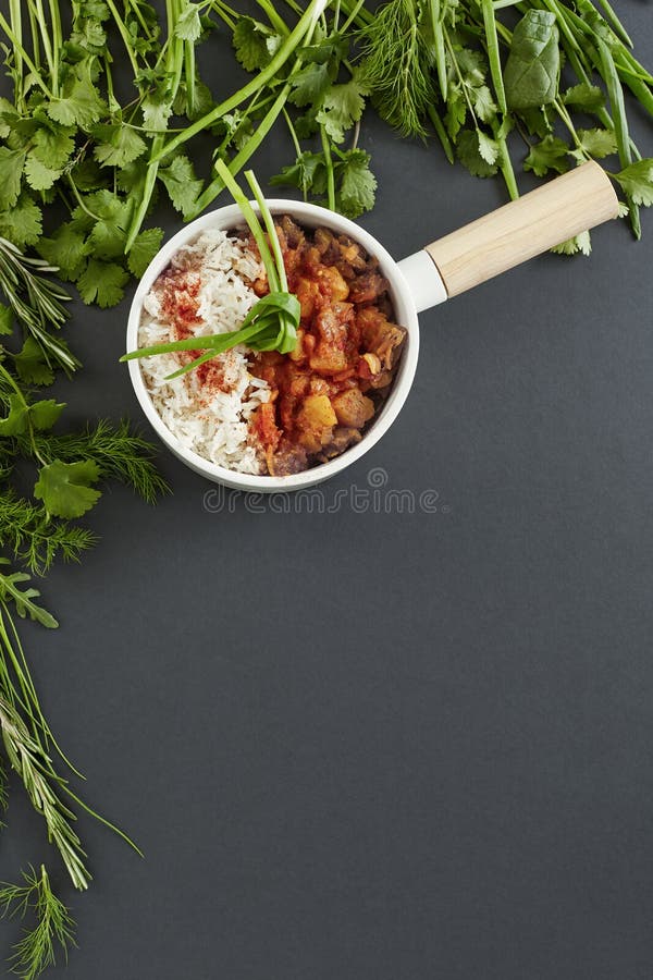 Ryżowi i stewed warzywa słuzyć w round niecce fotografia stock Ryżowi i stewed warzywa słuzyć w round niecce fotografia stock
