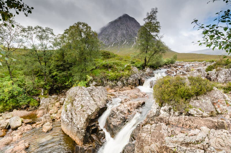 Rzeczny Coupall spada below Buachaille Etive Mor obraz stock Rzeczny Coupall spada below Buachaille Etive Mor obraz stock