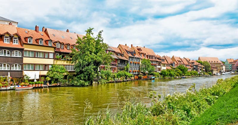 Rzeczny Regnitz wzdłuż historycznych ryglowych domów w starym miasteczku Bamberg Niemcy fotografia royalty free