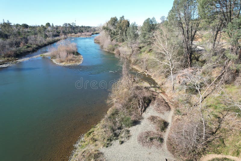 Rzeka oroville i przyroda z mostu rozciągającego się na rzekę pióra w oroville california. Zdjęcie rzeki oroville i natury z mostu biegnącego wzdłuż rzeki pióra w oroville california