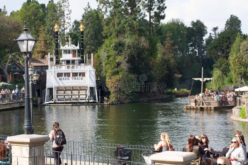 Rzeki Ameryka przy Disneyland z Mark Twain tratwą i Riverboat