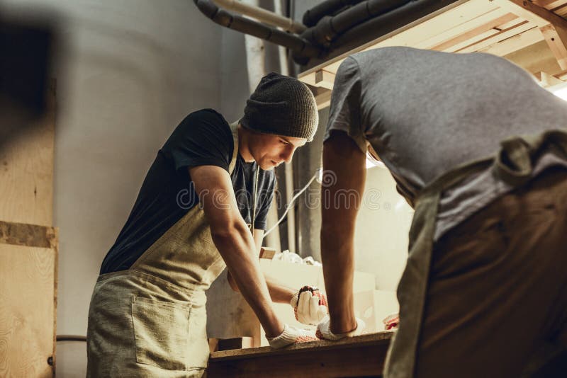 Rzemieślnicy robi pomiarom na workbench zdjęcie stock Rzemieślnicy robi pomiarom na workbench zdjęcie stock