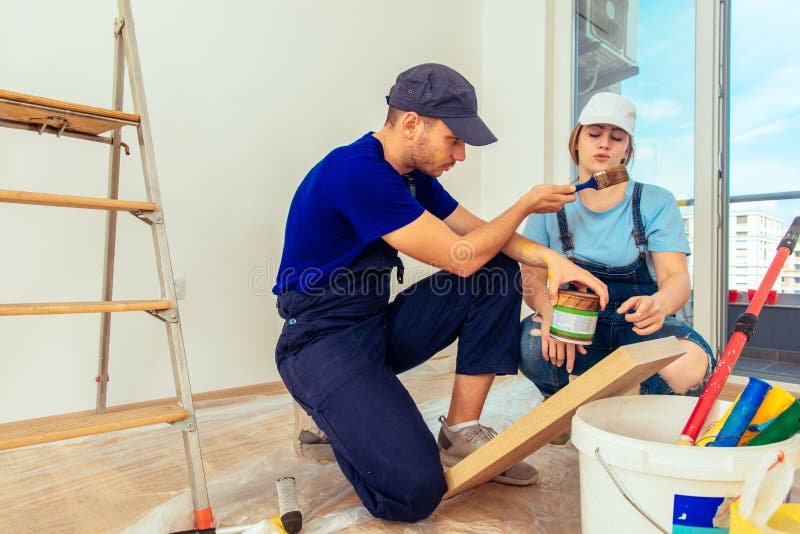 Rzemieślnik Lakieruje Drewnianego Szelfowego Używa Paintbrush zdjęcia stock Rzemieślnik Lakieruje Drewnianego Szelfowego Używa Paintbrush zdjęcia stock