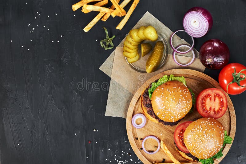Rzemiosło wołowiny hamburgery Odgórny widok zdjęcie stock Rzemiosło wołowiny hamburgery Odgórny widok zdjęcie stock