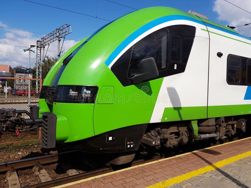 Rzeszow Polen - 9 7 2018: Det moderna järnväg passageraredrevet står på plattformen Subcarpathian järnväg Europeisk transportsyst royaltyfria foton Rzeszow Polen - 9 7 2018: Det moderna järnväg passageraredrevet står på plattformen Subcarpathian järnväg Europeisk transportsyst royaltyfria foton
