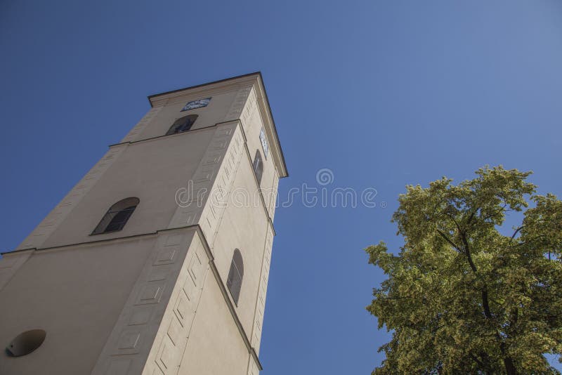 Rzeszow, Polonia, Europa - cielos azules y una torre blanca fotografía de archivo libre de regalías Rzeszow, Polonia, Europa - cielos azules y una torre blanca fotografía de archivo libre de regalías