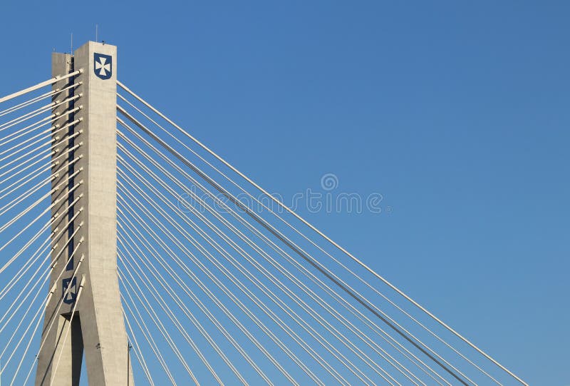 Rzeszow, Πολωνία - 9 9 2018: Ανασταλμένη οδική γέφυρα πέρα από τον ποταμό Wislok Τεχνολογική δομή κατασκευής μετάλλων Σύγχρονη αψ στοκ φωτογραφία Rzeszow, Πολωνία - 9 9 2018: Ανασταλμένη οδική γέφυρα πέρα από τον ποταμό Wislok Τεχνολογική δομή κατασκευής μετάλλων Σύγχρονη αψ στοκ φωτογραφία