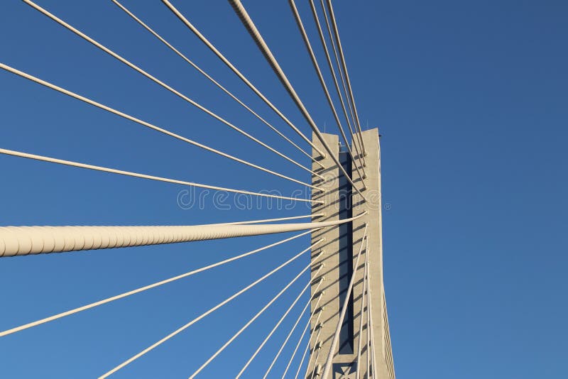 Rzeszow, Πολωνία - 9 9 2018: Ανασταλμένη οδική γέφυρα πέρα από τον ποταμό Wislok Τεχνολογική δομή κατασκευής μετάλλων Σύγχρονη αψ στοκ εικόνες Rzeszow, Πολωνία - 9 9 2018: Ανασταλμένη οδική γέφυρα πέρα από τον ποταμό Wislok Τεχνολογική δομή κατασκευής μετάλλων Σύγχρονη αψ στοκ εικόνες