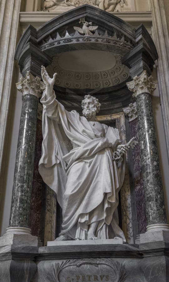Rzeźba apostoła San Pietro St Peter w bazylice St John Lateran w Rzym zdjęcia stock Rzeźba apostoła San Pietro St Peter w bazylice St John Lateran w Rzym zdjęcia stock