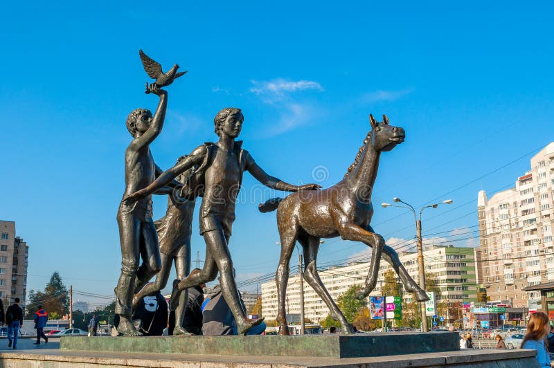 Rzeźbi Działających dzieci blisko Pionerskaya staci metru w St Petersburg, Rosja - rzeźbi pogodnego widok fotografia stock Rzeźbi Działających dzieci blisko Pionerskaya staci metru w St Petersburg, Rosja - rzeźbi pogodnego widok fotografia stock