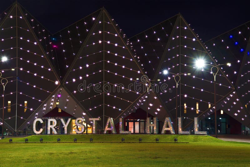 Rzeźbionego wpisowego ` Hall Krystaliczny ` w nocy iluminaci baku obraz stock Rzeźbionego wpisowego ` Hall Krystaliczny ` w nocy iluminaci baku obraz stock