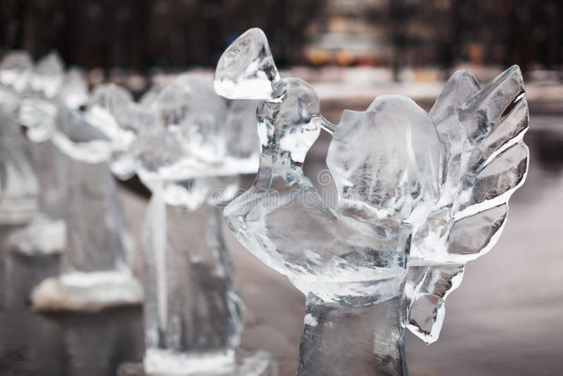 Rzeźbiąca rzeźba zamarznięty anioł w lodzie