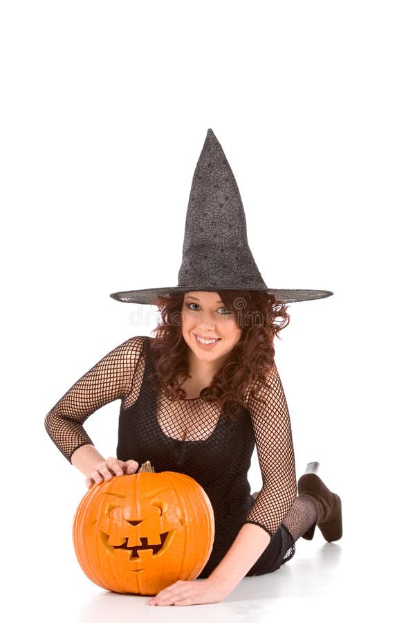 rzeźbiący dziewczyny Halloween kapeluszowy dyniowy nastoletni fotografia royalty free rzeźbiący dziewczyny Halloween kapeluszowy dyniowy nastoletni fotografia royalty free