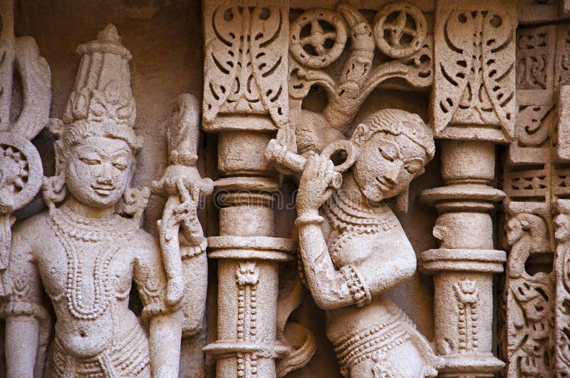 Rzeźbiący idol na wewnętrznej ścianie Rani ki vav, w zawiły sposób budujący stepwell na bankach Saraswati rzeka Patan, Gujarat
