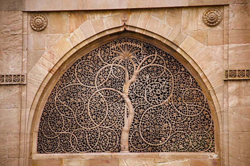 Rzeźbić szczegóły na zewnętrznej ścianie Sidi Sayeed Ki Jaali meczet, Budującej w 1573, Ahmedabad, Gujarat