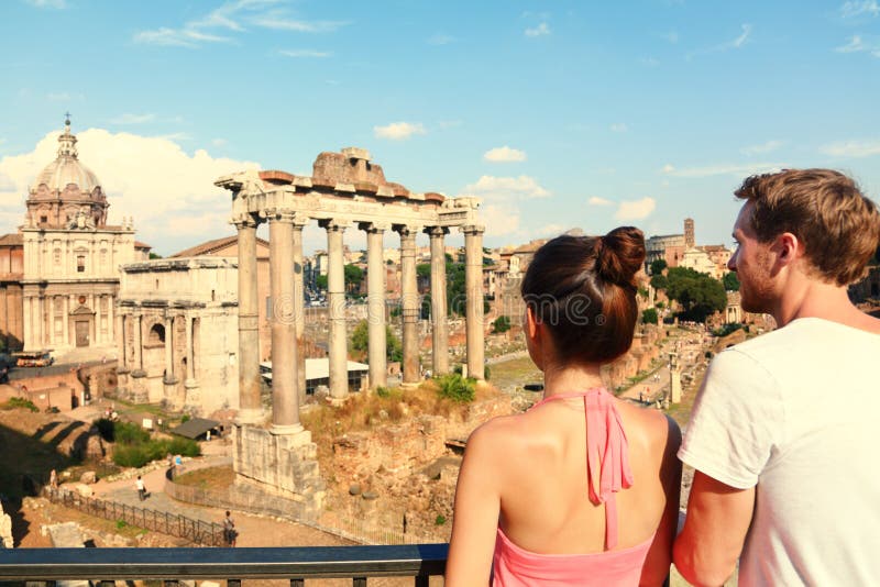 Rzym turyści patrzeje Romańskiego forum punkt zwrotnego