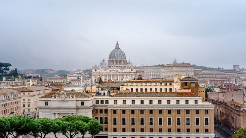 Rzym, W?ochy, panorama Rzym i widok przy St Peter bazylik?, Watykan, widok od anio?a kasztelu, Castel Sant'Angelo fotografia stock Rzym, W?ochy, panorama Rzym i widok przy St Peter bazylik?, Watykan, widok od anio?a kasztelu, Castel Sant'Angelo fotografia stock