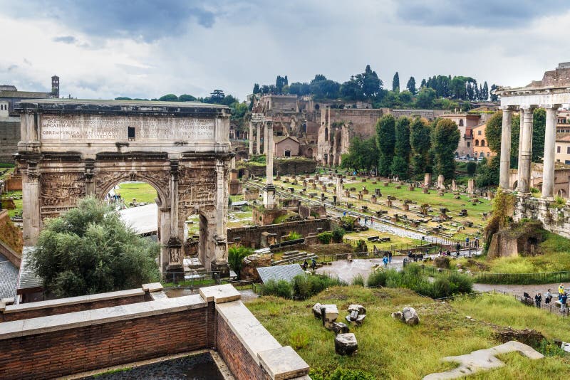 rzymskie forum ruiny Łuk Septimius Severus i inny rome Włochy obraz royalty free rzymskie forum ruiny Łuk Septimius Severus i inny rome Włochy obraz royalty free