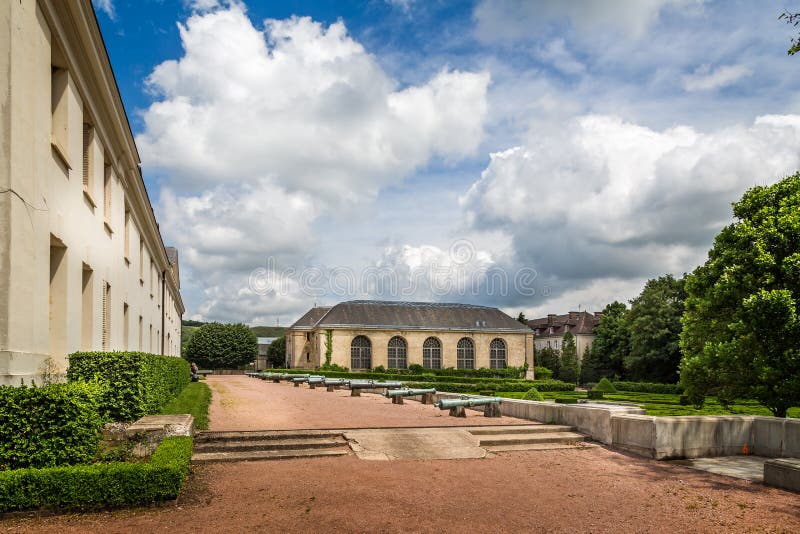Rząd antyczni kanony na zewnątrz górskiej chaty Le Verrerie w Le Creusot, Burgundy, Francja obraz royalty free Rząd antyczni kanony na zewnątrz górskiej chaty Le Verrerie w Le Creusot, Burgundy, Francja obraz royalty free