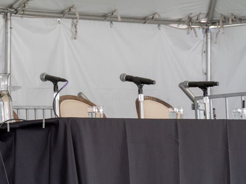 Rząd mikrofony siedzi na stole, oczekuje mówców