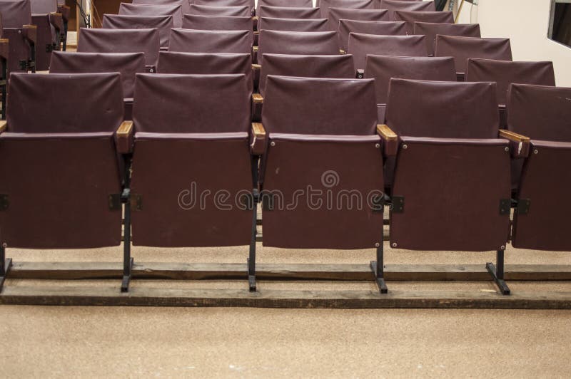 Rzędy czerwoni krzesła przy teatrem fotografia stock Rzędy czerwoni krzesła przy teatrem fotografia stock
