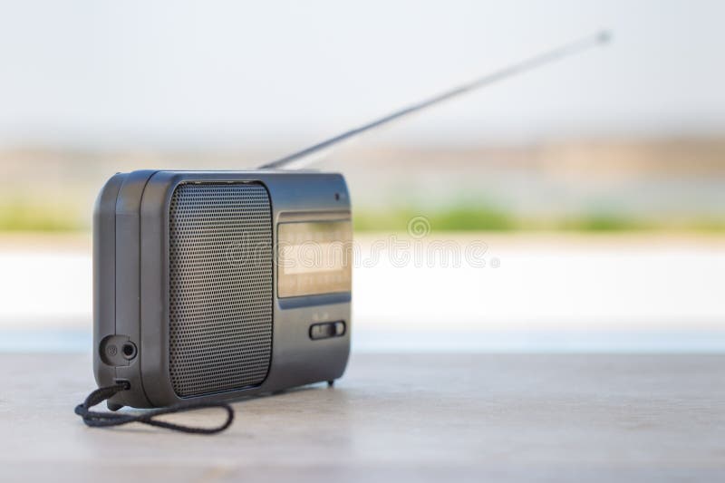 Rádio de transistor pequeno com um punho do cabo da corda fora imagem de stock royalty free Rádio de transistor pequeno com um punho do cabo da corda fora imagem de stock royalty free