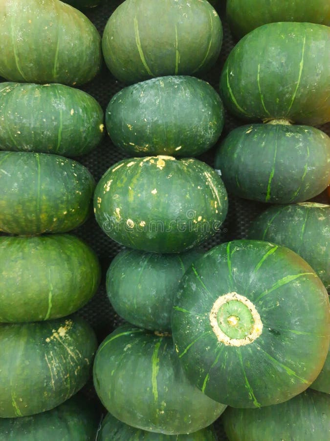 Rânduri de vânzare de dovleac verde la supermarketul local asiatic stock images