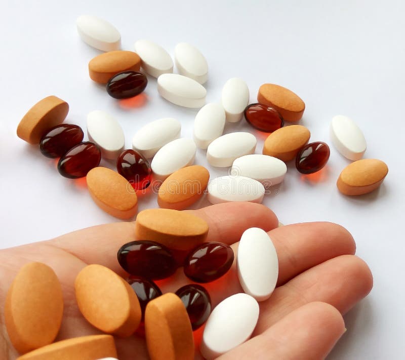 Różne kolorowe farmaceutyczne medycyn pigułki, pastylki i kapsuły w ręce na białym tle, zdjęcia stock Różne kolorowe farmaceutyczne medycyn pigułki, pastylki i kapsuły w ręce na białym tle, zdjęcia stock