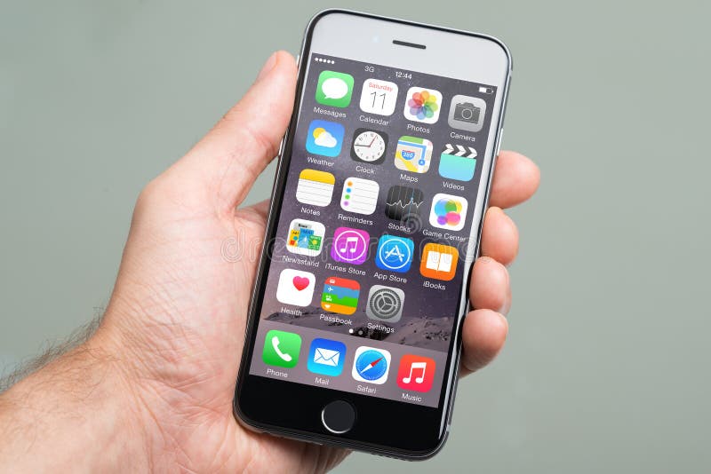 Räcka att rymma en Apple iPhone6 med olika Apps på skärmen arkivbilder Räcka att rymma en Apple iPhone6 med olika Apps på skärmen arkivbilder