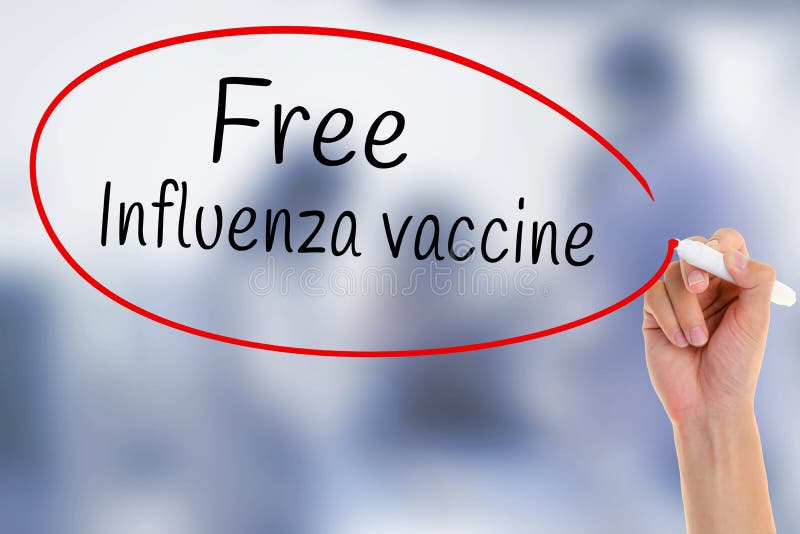 Räcka att skriva den fria influensavaccinen med markören på genomskinligt bräde över suddig medicininjektion arkivbilder Räcka att skriva den fria influensavaccinen med markören på genomskinligt bräde över suddig medicininjektion arkivbilder